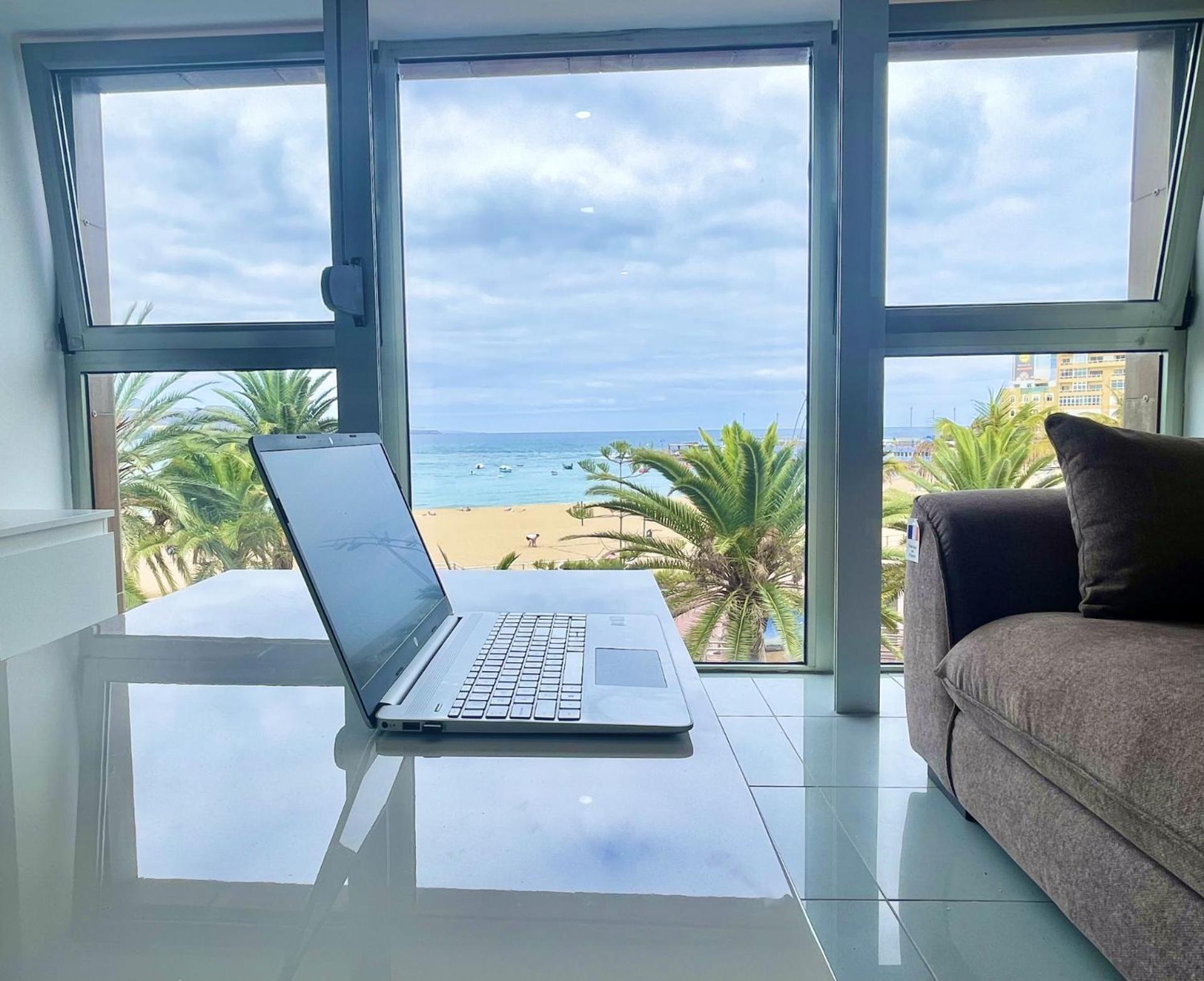 Beachfront Stunning Views *